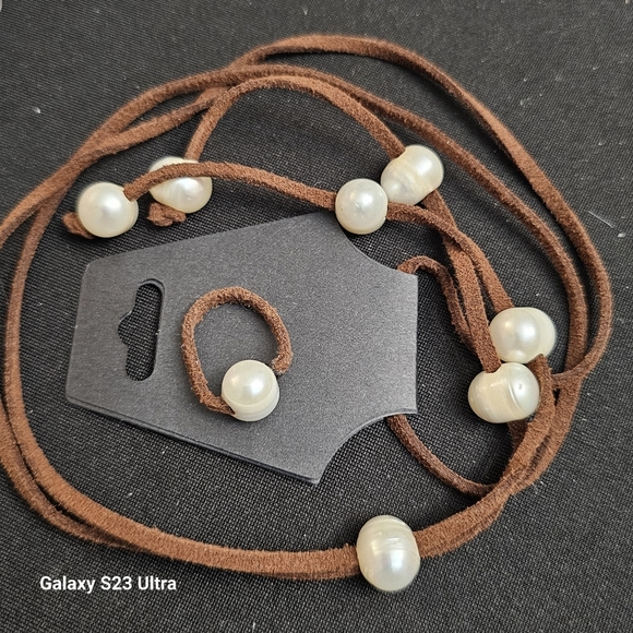 Set of necklace, bracelet, earrings, and ring in leather cord and pearls. - Picture 9 of 11